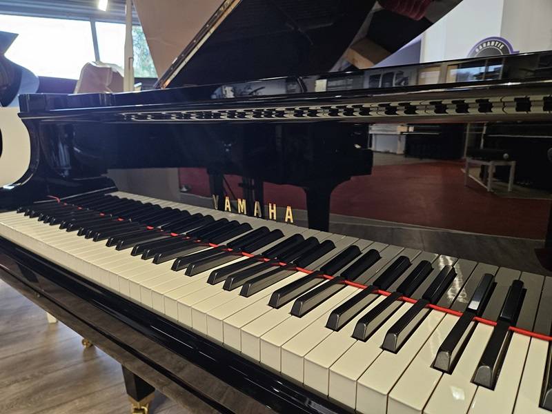 Piano à queue Yamaha modèle GC1 silencieux d'occasion dans l'Hérault