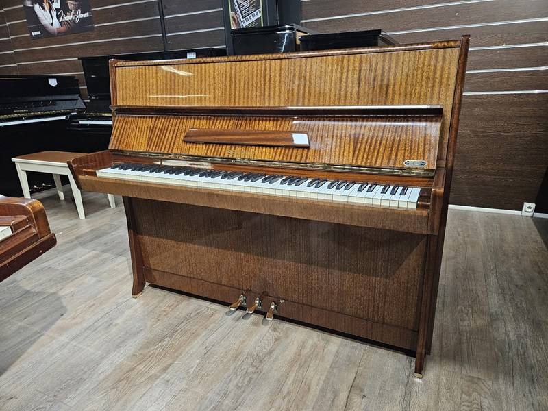 Vente de piano droit Pétrof modèle 114 d’occasion à Montpellier