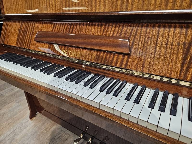 Piano droit d'expression Pétrof modèle 114 d’occasion