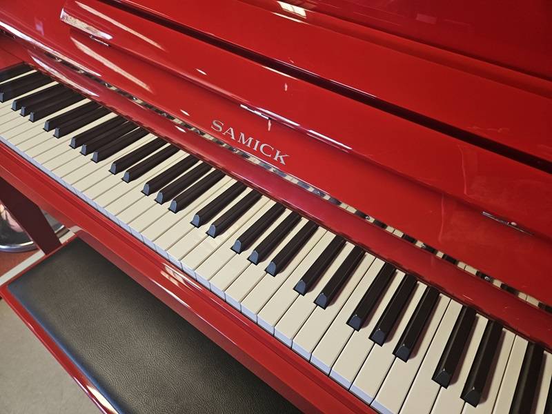 Piano droit Samick Harmony 118 d'occasion rouge brillant