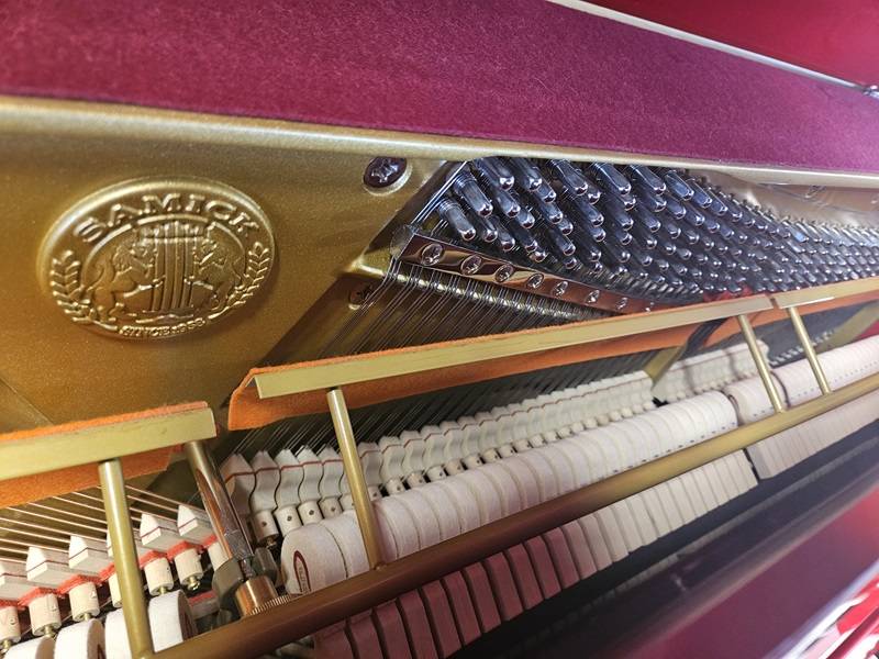 Mécanique du piano droit Samick Harmony 118 d'occasion rouge brillant