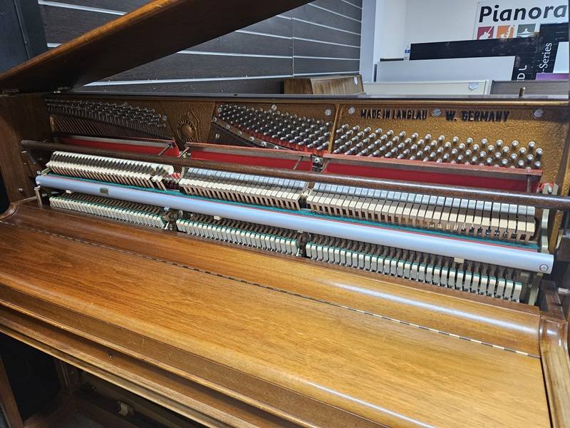 Piano droit W. Hoffmann modèle 118 d’occasion en finition noyer satiné