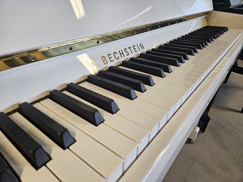 Piano droit haut de gamme professionnel C. Bechstein Modèle 118 blanc laqué