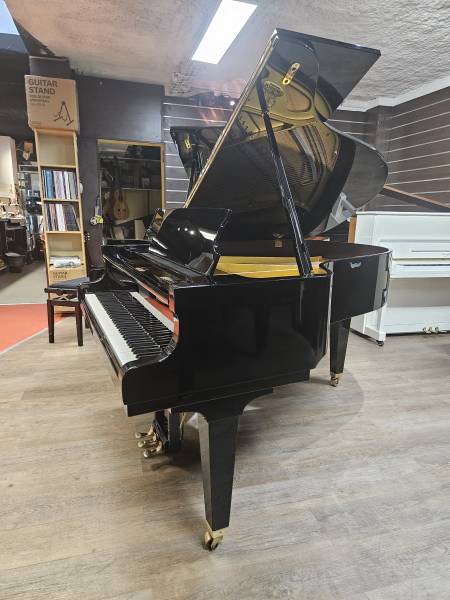 Piano à queue refait à neuf modèle 174 de la marque Schimmel