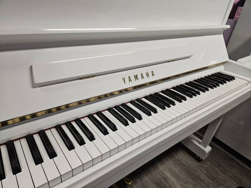 Yamaha modèle U1 blanc laqué