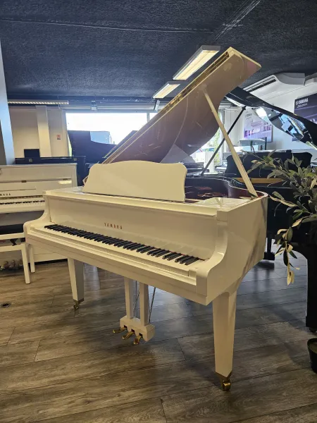 Piano à queue Yamaha neuf modèle GB1 blanc laqué
