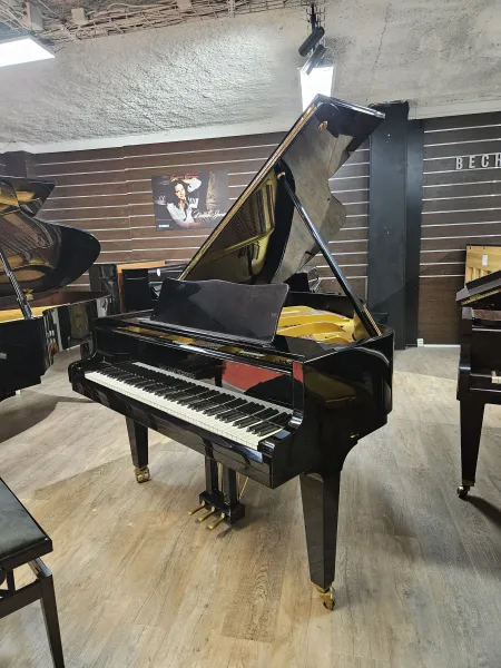 Piano à queue Grotrian Steinweg dans le sud de la France