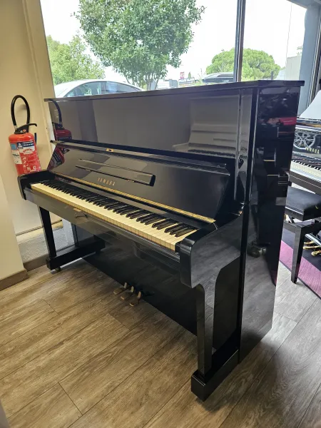 Piano droit Yamaha modèle U1 noir laqué à Montpellier