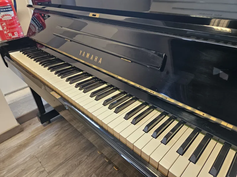 Piano droit d'occasion Yamaha