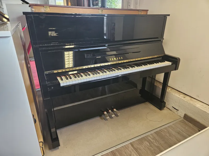 Piano droit d'occasion Yamaha modèle MC10A
