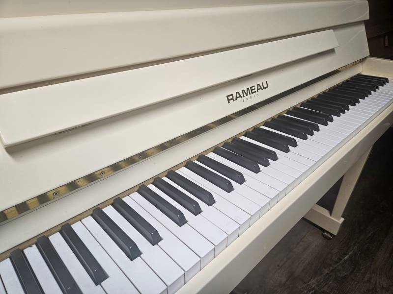 Piano droit d'occasion Rameau modèle Camargue blanc cassé
