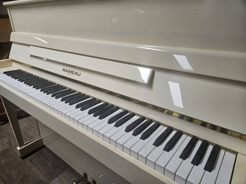 Piano droit d'occasion Rameau modèle Camargue couleur blanc ivoire
