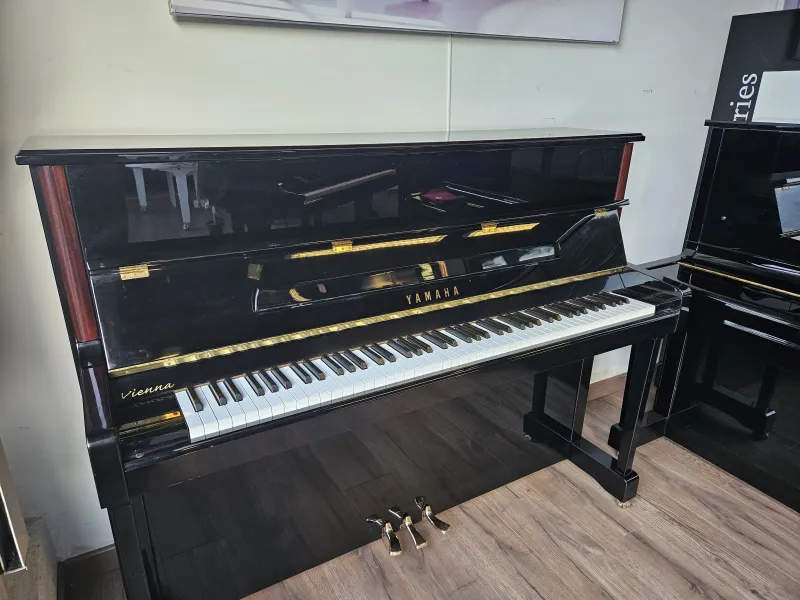 Piano droit Yamaha modèle V118 N d'occasion
