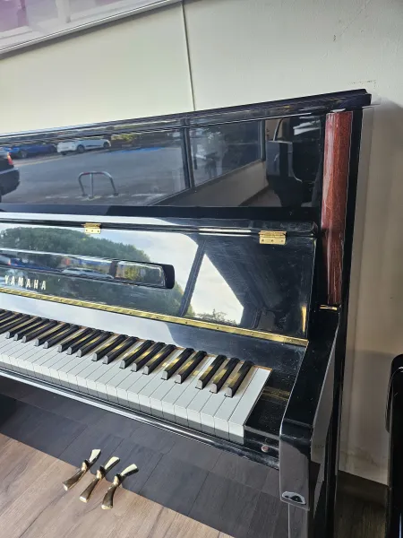 Pièces en acajou du piano droit Yamaha modèle V118 N d'occasion