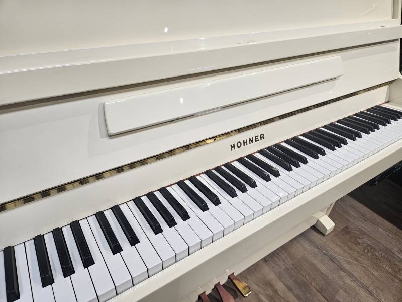 Piano droit Hohner d'occasion modèle 110 Blanc brillant