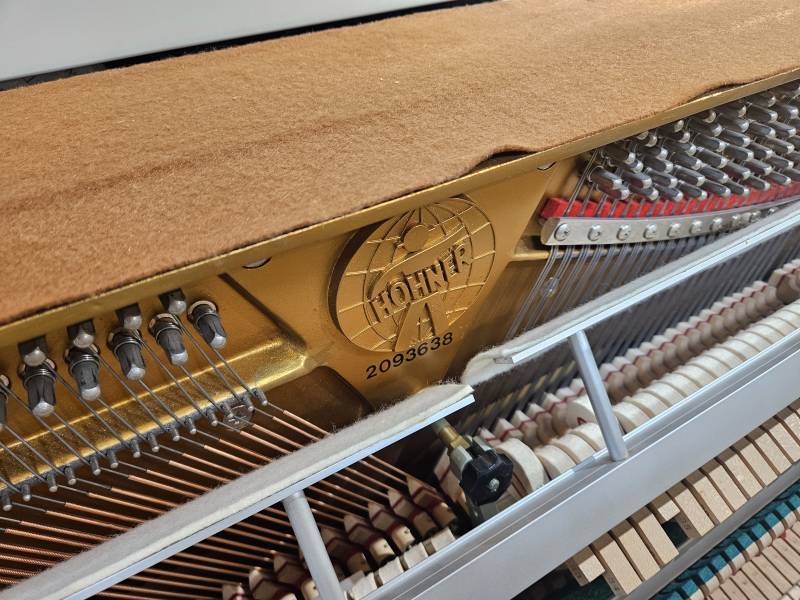 Numér ode série du piano droit Hohner d'occasion modèle 110 Blanc brillant équipé d'un système silencieux