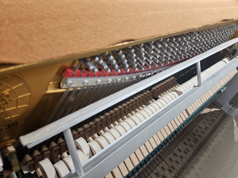 Mécanique du piano droit Hohner d'occasion modèle 110 Blanc brillant équipé d'un système silencieux