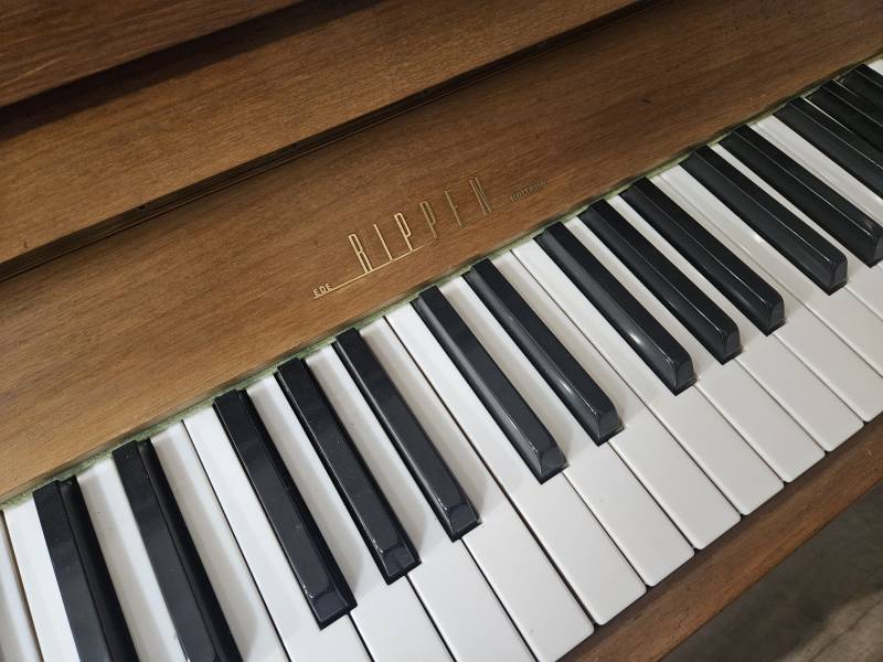 Piano droit d'occasion Rippen modèle 116 noyer
