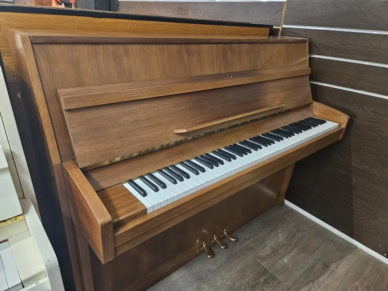 Piano droit d'occasion Rippen modèle 116 noyer à Montpellier