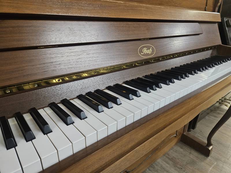 Piano droit d'occasion Ibach modèle C116 noyer avec facilité de paiement