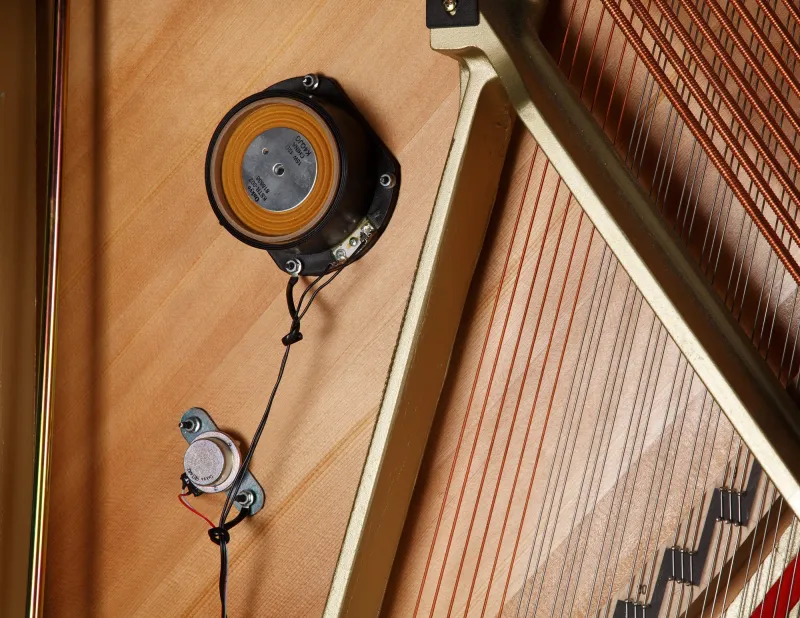Transducteur sur la table d'harmonie d'un piano droit Kawai