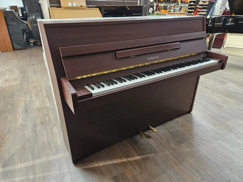 Piano droit Yamaha modèle E108 d'occasion