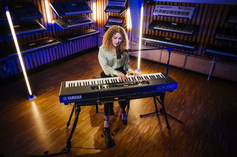 Piano professionnel Yamaha modèle CK88 sur scène