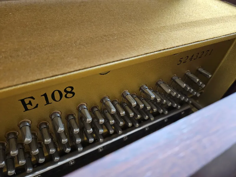 Numéro de série du piano droit Yamaha modèle E108 d'occasion
