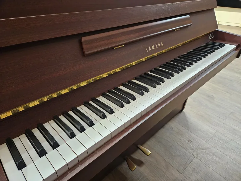 Piano droit Yamaha modèle E108 d'occasion avec livraison jusqu'à Marseille