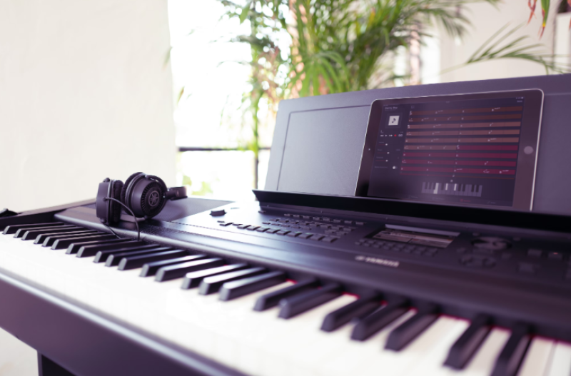 Piano numérique arrangeur professionnel Yamaha modèle DGX 670