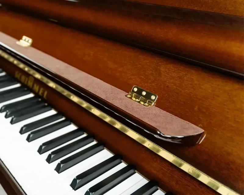 Finitions du piano droit Schimmel C121 Royal intarsie flora acajou brillant