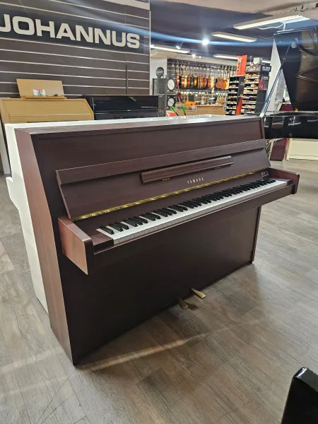 Piano droit Yamaha modèle E108 d'occasion à Montpellier