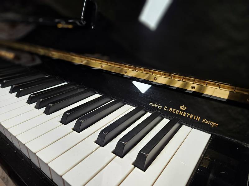 Piano droit W. Hoffmann modèle V120 d'occasion noir brillant à Montpellier