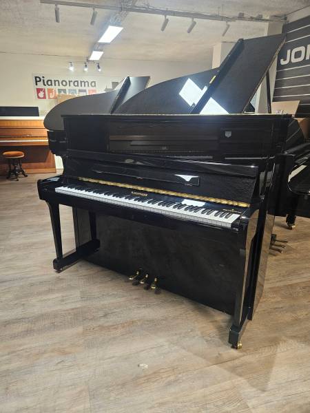 Piano droit W. Hoffmann modèle V120 d'occasion noir brillant avec possibilité de financement