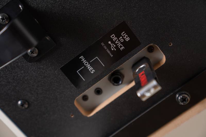 Connectique du piano numérique meublé Kawai modèle CA501