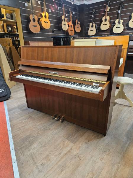 Piano droit d'étude Fazer 109 noyer mat d'occasion avec possibilité de financement