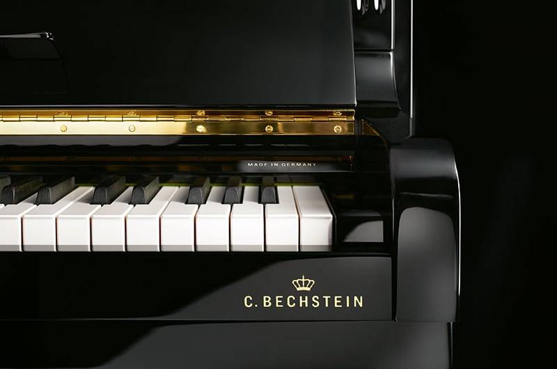 Piano droit professionnel C. Bechstein modèle Concert 8 en finition noir brillant