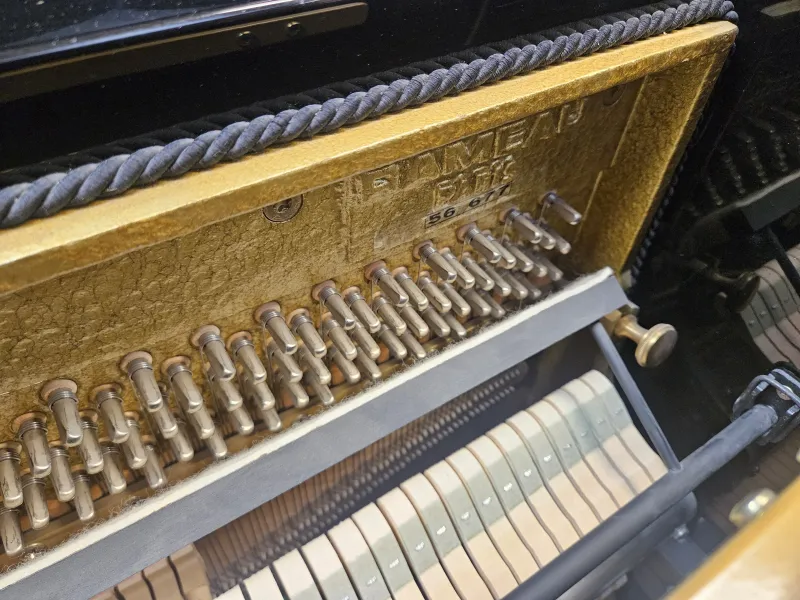 Numéro de série du piano droit d'occasion Rameau modèle Royal 122 noir brillant