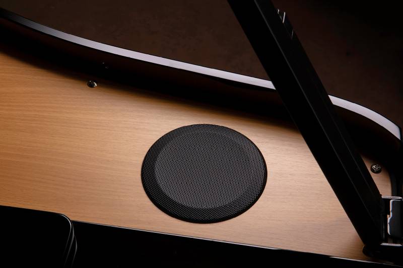 Haut-parleur du piano numérique à queue Roland modèle GP-6 noir brillant