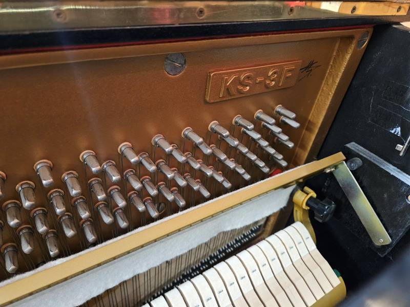 Modèle du piano droit Kawai d'occasion équipé silencieux