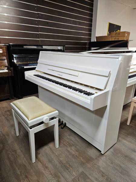 Piano droit Yamaha modèle M1JR blanc laqué d'occasion à Montpellier
