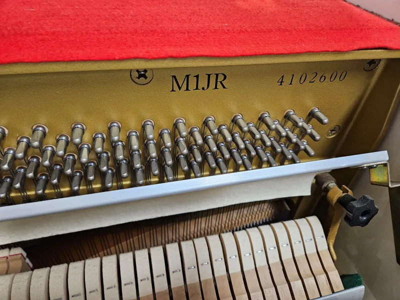 Numéro de série du piano droit Yamaha modèle M1JR blanc laqué d'occasion