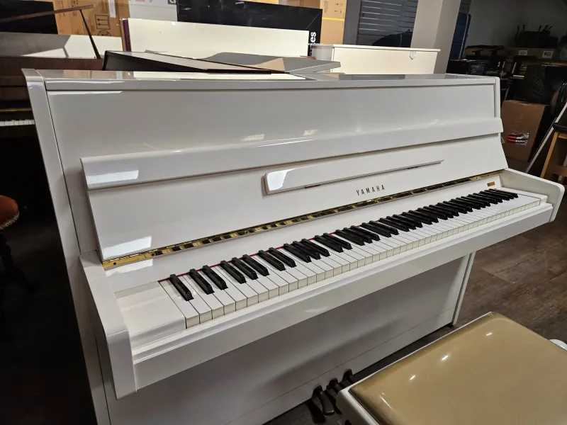 Piano droit Yamaha modèle M1JR blanc laqué d'occasion avec facilité de paiement