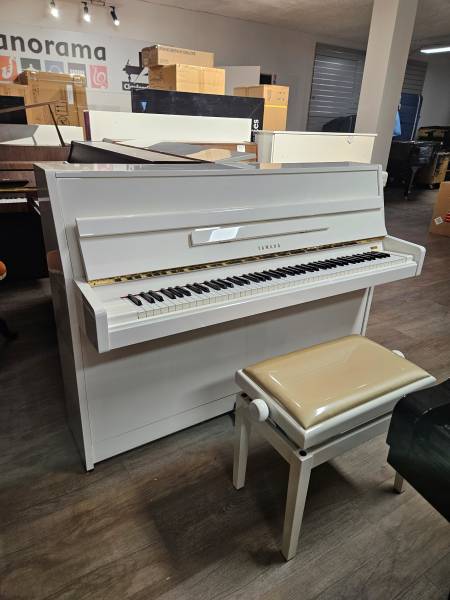 Piano droit Yamaha modèle M1JR blanc laqué d'occasion avec possibilité de financement