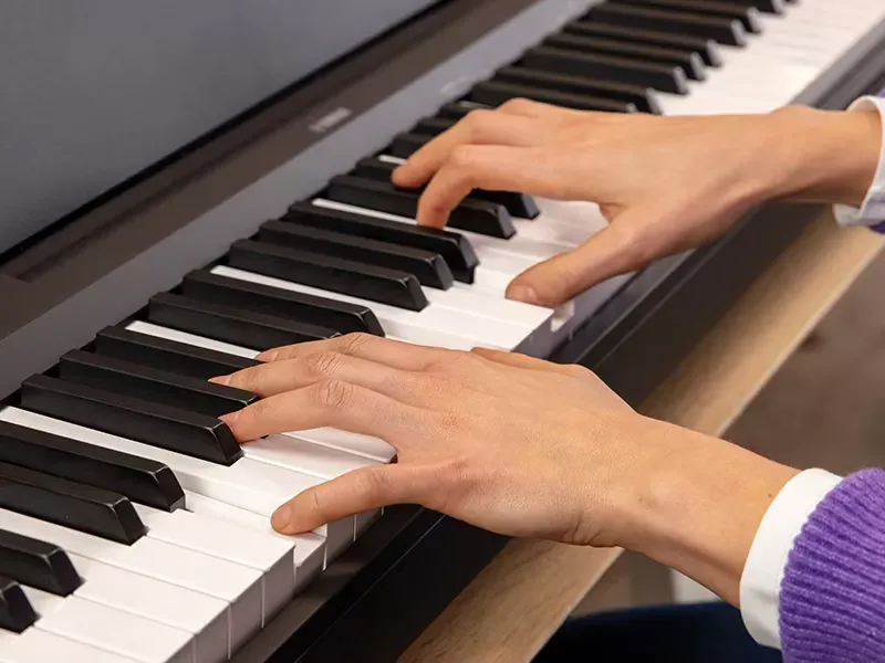 Piano numérique Yamaha modèle P145 dans l'Hérault