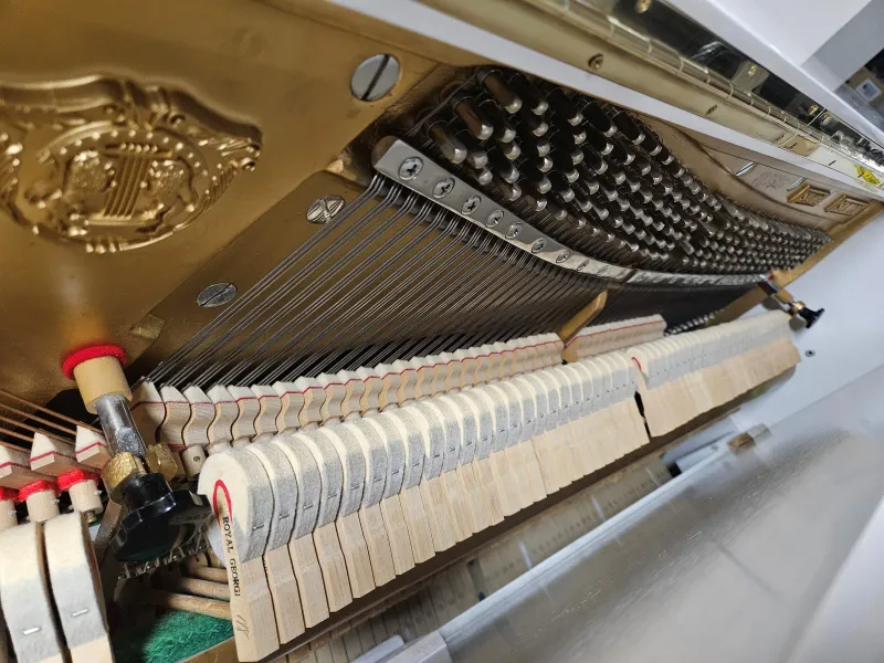 Mécanique du piano droit Samick SU-118 d'occasion blanc brillant