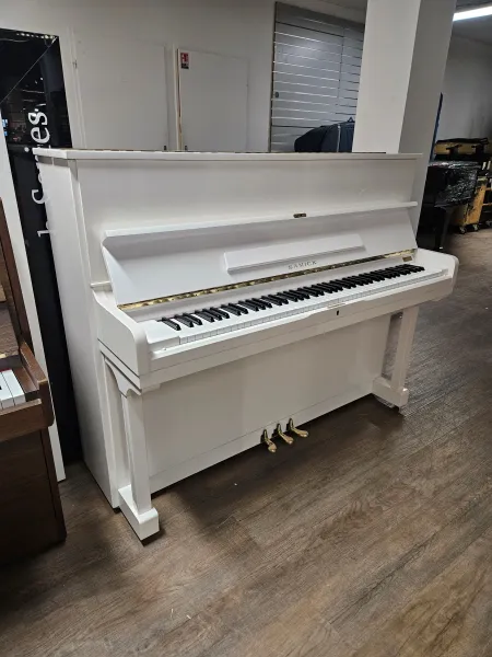 Piano droit Samick SU-118 d'occasion blanc brillant avec facilité de paiement