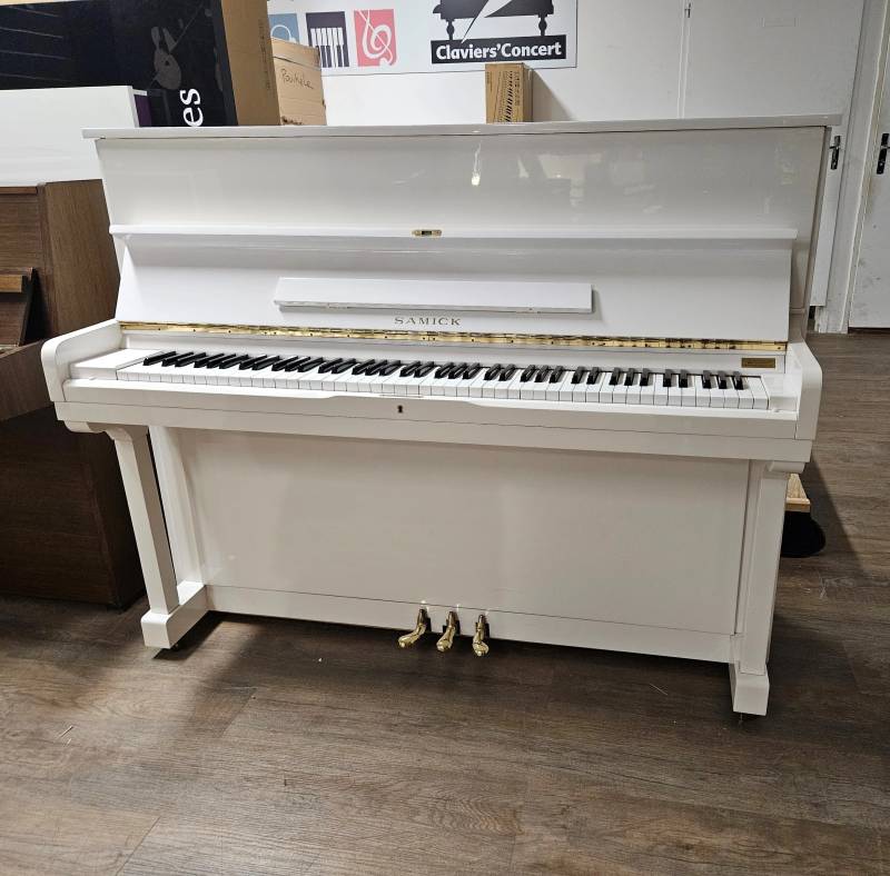 Piano droit Samick SU-118 d'occasion blanc brillant avec possibilité de financement