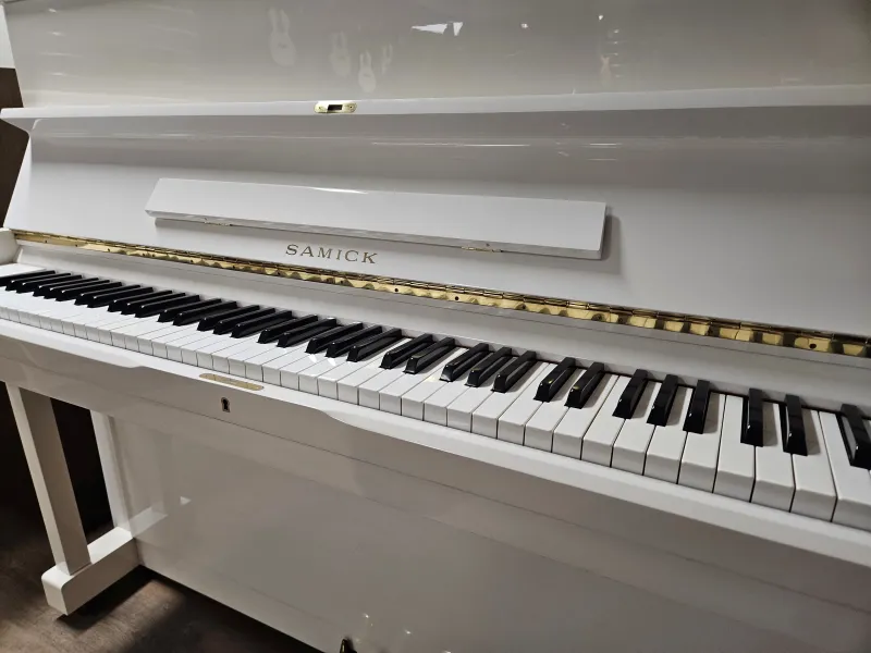 Piano droit Samick SU-118 d'occasion blanc brillant à Montpellier