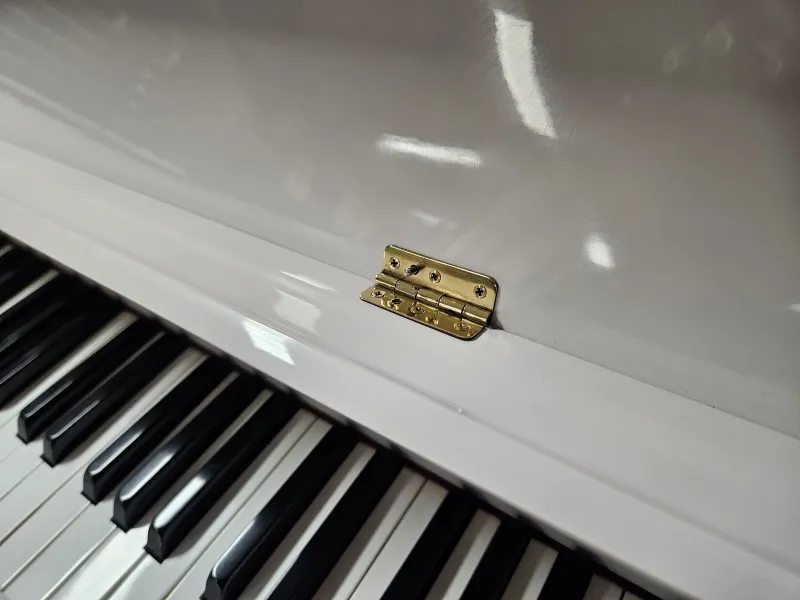 Piano droit Samick SU-118 d'occasion blanc brillant